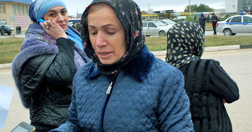 Умрайха Гасанова, мать пропавшего Ислама Магомедова во время митинга. Хасавюрт, 14 октября 2016 г. Фото Патимат Махмудовой для "Кавказского Узла" Умрайха Гасанова, мать пропавшего Ислама Магомедова во время митинга. Хасавюрт, 14 октября 2016 г. Фото Патимат Махмудовой для "Кавказского Узла"