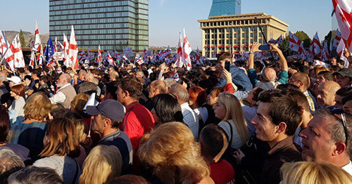 Предвыборная акция партии "Единое национальное движение". Тбилиси, 5 октября 2016 г. Фото: Sputnik/Alexandr Imedashvili Предвыборная акция партии "Единое национальное движение". Тбилиси, 5 октября 2016 г. Фото: Sputnik/Alexandr Imedashvili