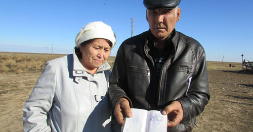 Супруги Салпиевы сообщили, что у них имеется прописка в доме, из которого их пытаются выселить. Волгоградская область, октябрь 2016 г. Фото Вячеслава Ященко для "Кавказского узла" Супруги Салпиевы сообщили, что у них имеется прописка в доме, из которого их пытаются выселить. Волгоградская область, октябрь 2016 г. Фото Вячеслава Ященко для "Кавказского узла"