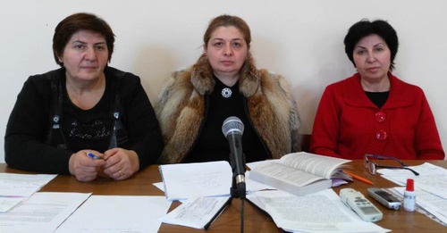 Активистки "Голоса Беслана" Эмма Тагаева, Эмилия Бзарова, Элла Кесаева. 28 октября 2016 года. Фото Алана Цхурбаева для "Кавказского узла" Активистки "Голоса Беслана" Эмма Тагаева, Эмилия Бзарова, Элла Кесаева. 28 октября 2016 года. Фото Алана Цхурбаева для "Кавказского узла"