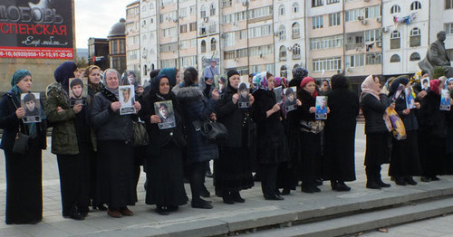Митинг родственников пропавших дагестанцев в Махачкале. 31 октября 2016 г. Фото Патимат Махмудовой для "Кавказского узла" Митинг родственников пропавших дагестанцев в Махачкале. 31 октября 2016 г. Фото Патимат Махмудовой для "Кавказского узла"
