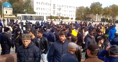Участники митинга на площади Ленина в Махачкале. 31 октября 2016 г. Фото Патимат Махмудовой для "Кавказского узла" Участники митинга на площади Ленина в Махачкале. 31 октября 2016 г. Фото Патимат Махмудовой для "Кавказского узла"