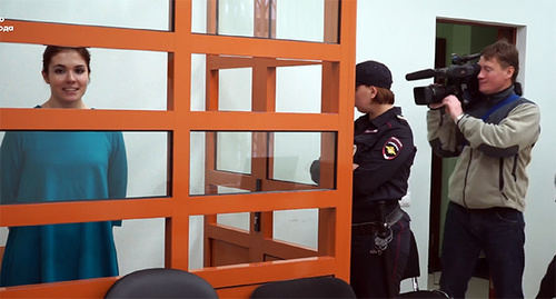 Варвара Караулова в зале суда. Фото: Стоп-кадр видео http://www.svoboda.org/a/28033633.html Варвара Караулова в зале суда. Фото: Стоп-кадр видео http://www.svoboda.org/a/28033633.html