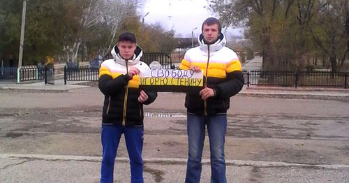 Участники астраханской акции солидарности с "Русским маршем" поддержали Стенина. Астраханская область, поселок Красные Баррикады, 4 ноября 2016 г. Фото Елены Гребенюк для "Кавказского узла" Участники астраханской акции солидарности с "Русским маршем" поддержали Стенина. Астраханская область, поселок Красные Баррикады, 4 ноября 2016 г. Фото Елены Гребенюк для "Кавказского узла"