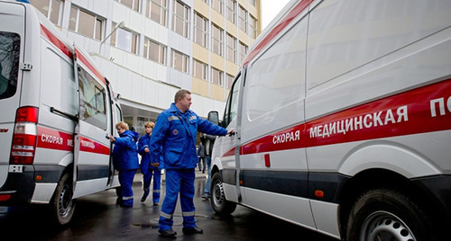 Сотрудники скорой помощи перед выездом. Фото: http://www.om1.ru/news/incident/52572/?forceMobile=1 Сотрудники скорой помощи перед выездом. Фото: http://www.om1.ru/news/incident/52572/?forceMobile=1