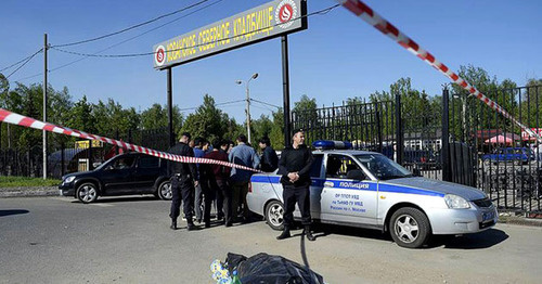 Сотрудники полиции возле входа на территорию Хованского кладбища после драки. 14 мая 2016 г.Фото http://bloknot.ru/chp/po-delu-o-massovom-poboishhe-zaderzhany-politsejskij-i-by-vshij-direktor-kladbishha-v-moskve-437202.html Сотрудники полиции возле входа на территорию Хованского кладбища после драки. 14 мая 2016 г.Фото http://bloknot.ru/chp/po-delu-o-massovom-poboishhe-zaderzhany-politsejskij-i-by-vshij-direktor-kladbishha-v-moskve-437202.html
