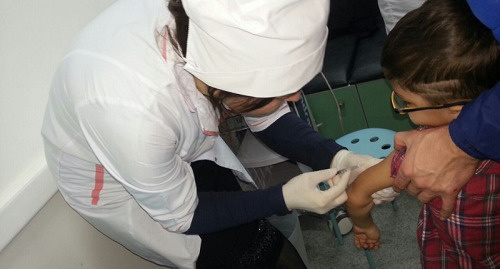 Проведение вакцинации от гепатита А среди детей в Махачкале, ноябрь 2016 г. Фото: министерство здравоохранения Дагестана http://minzdrav.e-dag.ru/images/ministerstvo7/NR091e6b2641a44382c0e128b91b63568e.jpg Проведение вакцинации от гепатита А среди детей в Махачкале, ноябрь 2016 г. Фото: министерство здравоохранения Дагестана http://minzdrav.e-dag.ru/images/ministerstvo7/NR091e6b2641a44382c0e128b91b63568e.jpg