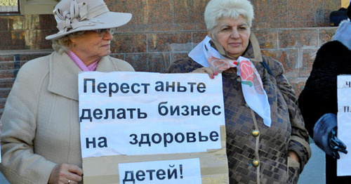Жители Волгограда на пикете потребовали отменить решение об аутсорсинге в детсадах. Волгоград, 11 ноября 2016 г. Фото Татьяны Филимоновой для "Кавказского узла" Жители Волгограда на пикете потребовали отменить решение об аутсорсинге в детсадах. Волгоград, 11 ноября 2016 г. Фото Татьяны Филимоновой для "Кавказского узла"