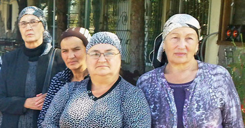 Родственники погибших 13 октября 2005 г. Кабардино-Балкария, Нальчик, октябрь 2012 г. Фото Анны Арсеньевой для "Кавказского узла" Родственники погибших 13 октября 2005 г. Кабардино-Балкария, Нальчик, октябрь 2012 г. Фото Анны Арсеньевой для "Кавказского узла"