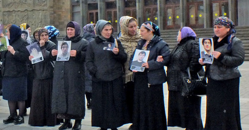 Акция протеста матерей похищенных молодых людей. Махачкала, 31 октября 2016 г. Фото Патимат Махмудовой для "Кавказского Узла" Акция протеста матерей похищенных молодых людей. Махачкала, 31 октября 2016 г. Фото Патимат Махмудовой для "Кавказского Узла"