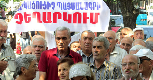 Акция протеста бывших сотрудников завода «Наирит». Надпись на плакате: «Отмена рабского соглашения!». Ереван, 14 июля 2016 г. Фото Тиграна Петросяна для "Кавказского узла" Акция протеста бывших сотрудников завода «Наирит». Надпись на плакате: «Отмена рабского соглашения!». Ереван, 14 июля 2016 г. Фото Тиграна Петросяна для "Кавказского узла"