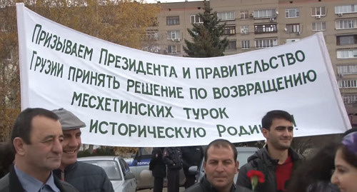 Митинг в память о жертвах депортации турок-месхетинцев, Волгодонск, 14 ноября 2016 г. Скриншот видео www.youtube.com/watch?v=y6trF2VBZyo Митинг в память о жертвах депортации турок-месхетинцев, Волгодонск, 14 ноября 2016 г. Скриншот видео www.youtube.com/watch?v=y6trF2VBZyo