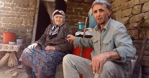 Рамазан Джалалдинов рядом с пожилой жительницей села Кенхи. Скриншот из видеообращения Рамазан Джалалдинов рядом с пожилой жительницей села Кенхи. Скриншот из видеообращения
