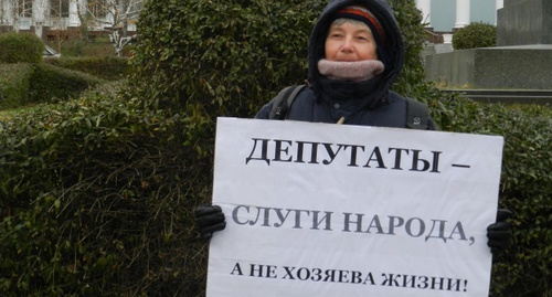 Участница акции против аутсорсинга в детсадах. Волгоград, 19 ноября 2016 года. Фото Татьяны Филимоновой для "Кавказского узла" Участница акции против аутсорсинга в детсадах. Волгоград, 19 ноября 2016 года. Фото Татьяны Филимоновой для "Кавказского узла"