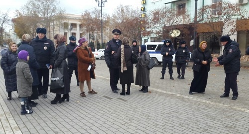 Полицейские вытесняют участниц акции с площади. Махачкала, 20 ноября 2016 года. Фото газета "Черновик", http://chernovik.net/content/lenta-novostey/v-mahachkale-prohodit-ocherednaya-akciya-protesta Полицейские вытесняют участниц акции с площади. Махачкала, 20 ноября 2016 года. Фото газета "Черновик", http://chernovik.net/content/lenta-novostey/v-mahachkale-prohodit-ocherednaya-akciya-protesta