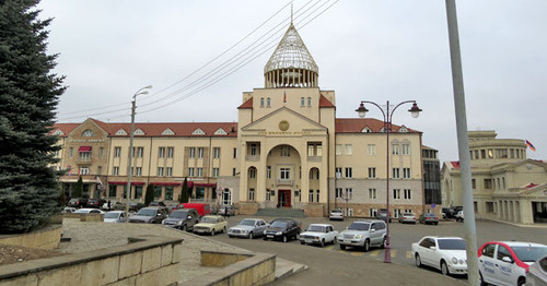 Здание Национального собрания Нагорного Карабаха в Степанакерте. 25 ноября 2016 г. Фото Алвард Григорян для "Кавказского узла" Здание Национального собрания Нагорного Карабаха в Степанакерте. 25 ноября 2016 г. Фото Алвард Григорян для "Кавказского узла"