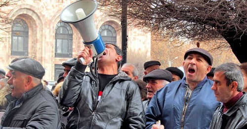 Участники акции протеста экс-сотрудников завода «Наирит» Фото Тиграна Петросяна для "Кавказского узла" Участники акции протеста экс-сотрудников завода «Наирит» Фото Тиграна Петросяна для "Кавказского узла"