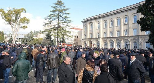 Митинг у здания правительства в Абхазии. Фото © Sputnik. Томас Тхайцук
http://sputnik-abkhazia.ru/Abkhazia/20161215/1020067278/miting-v-podderzhku-prezidenta-xadzhimba-proxodit-v-suxume.html Митинг у здания правительства в Абхазии. Фото © Sputnik. Томас Тхайцук
http://sputnik-abkhazia.ru/Abkhazia/20161215/1020067278/miting-v-podderzhku-prezidenta-xadzhimba-proxodit-v-suxume.html