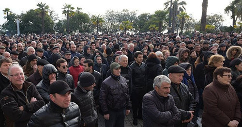 Митинг блока оппозиционных сил. Сухум, 15 декабря 2016 г. Фото: Sputnik/Томас Тхайцук Митинг блока оппозиционных сил. Сухум, 15 декабря 2016 г. Фото: Sputnik/Томас Тхайцук