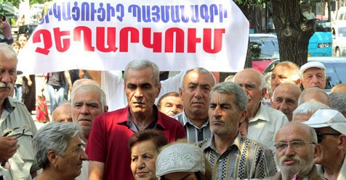 Акция протеста бывших сотрудников завода "Наирит". Надпись на плакате: «Отмена рабского соглашения». Ереван, 4 июля 2016 г. Фото Тиграна Петросяна для "Кавказского узла" Акция протеста бывших сотрудников завода "Наирит". Надпись на плакате: «Отмена рабского соглашения». Ереван, 4 июля 2016 г. Фото Тиграна Петросяна для "Кавказского узла"