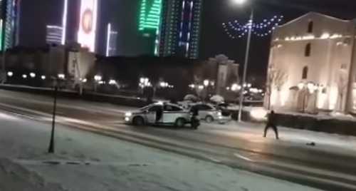 Сотрудник полиции ведет стрельбу по машине в центре Грозного. 17 декабря 2016 года, Грозный. Фото: скриншот видео очевидца, YouTube Сотрудник полиции ведет стрельбу по машине в центре Грозного. 17 декабря 2016 года, Грозный. Фото: скриншот видео очевидца, YouTube
