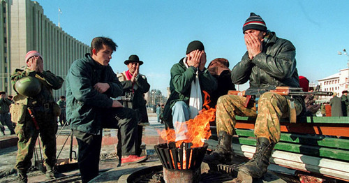 Молящиеся чеченцы у «Президентского дворца» в Грозном, 1994 год. Фото: Михаил Евстафьев https://ru.wikipedia.org/ Молящиеся чеченцы у «Президентского дворца» в Грозном, 1994 год. Фото: Михаил Евстафьев https://ru.wikipedia.org/