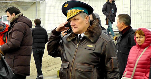 Летчик отдает честь в память о своих коллегах. Фото Анны Грицевич для "Кавказского узла" Летчик отдает честь в память о своих коллегах. Фото Анны Грицевич для "Кавказского узла"