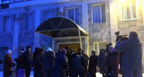 Шахтеры у офиса компании "Кингкоул". Фото http://bloknot-rostov.ru/news/gromkoy-aktsiey-protesta-gornyaki-rostovskoy-oblas-803362?sphrase_id=189697 Шахтеры у офиса компании "Кингкоул". Фото http://bloknot-rostov.ru/news/gromkoy-aktsiey-protesta-gornyaki-rostovskoy-oblas-803362?sphrase_id=189697