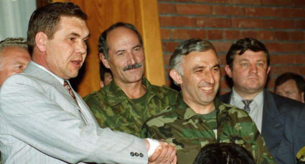 Лебедь (слева) и Масхадов после подписания совместного заявления в Хасавюрте. Фото: Natalia Medvedeva https://topwar.ru/19744-hasavyurtovskaya-gilotina-dlya-rossii.html Лебедь (слева) и Масхадов после подписания совместного заявления в Хасавюрте. Фото: Natalia Medvedeva https://topwar.ru/19744-hasavyurtovskaya-gilotina-dlya-rossii.html