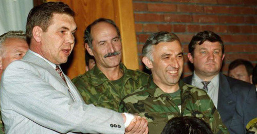 Лебедь (слева) и Масхадов после подписания совместного заявления в Хасавюрте. Фото: Natalia Medvedeva https://topwar.ru/19744-hasavyurtovskaya-gilotina-dlya-rossii.html Лебедь (слева) и Масхадов после подписания совместного заявления в Хасавюрте. Фото: Natalia Medvedeva https://topwar.ru/19744-hasavyurtovskaya-gilotina-dlya-rossii.html