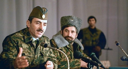 Джохар Дудаев (слева). Грозный, 10 декабря 10 декабря 1994 года. Фото: RFE/RL. Джохар Дудаев (слева). Грозный, 10 декабря 10 декабря 1994 года. Фото: RFE/RL.