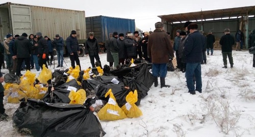 Останки жертв Первой чеченской войны были доставлены в Грозный в рефрижераторах. Грозный, 31 декабря 2016 года. Фото: https://www.facebook.com/photo.php?fbid=10202493501096421&set=a.2756422327360.71634.1761802883&type=3&theater Останки жертв Первой чеченской войны были доставлены в Грозный в рефрижераторах. Грозный, 31 декабря 2016 года. Фото: https://www.facebook.com/photo.php?fbid=10202493501096421&set=a.2756422327360.71634.1761802883&type=3&theater