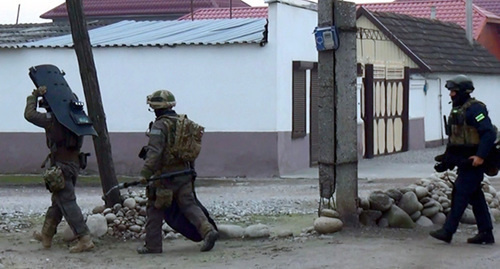 Представители силовых структур во время КТО в Дагестане. Фото http://nac.gov.ru/kontrterroristicheskie-operacii/v-kbr-unichtozhen-bandit-prichastnyy-k-rasstrelu.html Представители силовых структур во время КТО в Дагестане. Фото http://nac.gov.ru/kontrterroristicheskie-operacii/v-kbr-unichtozhen-bandit-prichastnyy-k-rasstrelu.html