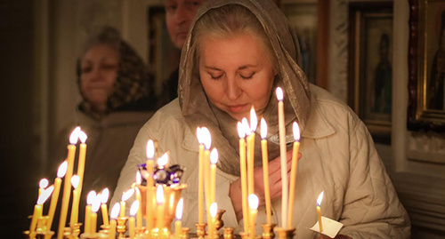 Верующая во время всенощного бдения. Фото Азиза Каримова для "Кавказского узла" Верующая во время всенощного бдения. Фото Азиза Каримова для "Кавказского узла"