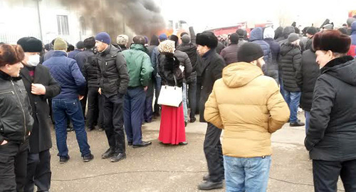 Участники акции на площади перед мэрией Грозного и мечетью "Сердце Чечни. Фото корреспондента "Кавказского узла" Участники акции на площади перед мэрией Грозного и мечетью "Сердце Чечни. Фото корреспондента "Кавказского узла"