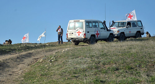 Автомобили МККК на линии разграничения. Фото http://ru.sputnik.az/karabakh/20161230/408292546/krasnyj-krest-telo-azerbajdzhanskogo-soldata.html Автомобили МККК на линии разграничения. Фото http://ru.sputnik.az/karabakh/20161230/408292546/krasnyj-krest-telo-azerbajdzhanskogo-soldata.html