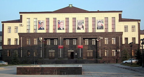 Здание администрации в селе Курчалой. Фото https://ru.wikipedia.org/wiki/Курчалой Здание администрации в селе Курчалой. Фото https://ru.wikipedia.org/wiki/Курчалой