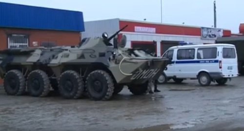 Спецоперация в селе Курчалой. Фото: стоп-кадр видео https://www.youtube.com/watch?v=0Nuxnf9R5Ds Спецоперация в селе Курчалой. Фото: стоп-кадр видео https://www.youtube.com/watch?v=0Nuxnf9R5Ds