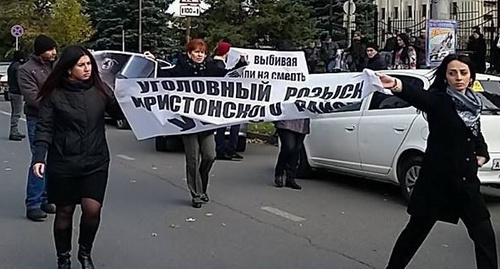 Участницы стихийного митинга, возмущенные обстоятельствами смерти Цкаева. Владикавказ, 2 ноября 2015 года. Фото со страницы Алика Пухаева в Facebook. Участницы стихийного митинга, возмущенные обстоятельствами смерти Цкаева. Владикавказ, 2 ноября 2015 года. Фото со страницы Алика Пухаева в Facebook.