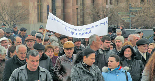 Протетсные выступления сотрудников "Наирит". Надпись на транспаранте «Правительство должно «Наириту» 5 млрд драмов». Фото Тиграна Петросяна для "Кавказского узла" Протетсные выступления сотрудников "Наирит". Надпись на транспаранте «Правительство должно «Наириту» 5 млрд драмов». Фото Тиграна Петросяна для "Кавказского узла"