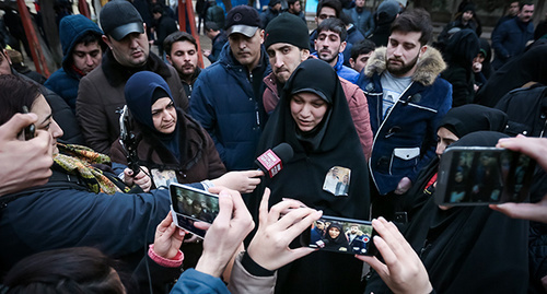 Сестра полит заключенного Аббаса Хусейна выступает перед журналистами. Фото Азиза Каримова для "Кавказского узла" Сестра полит заключенного Аббаса Хусейна выступает перед журналистами. Фото Азиза Каримова для "Кавказского узла"