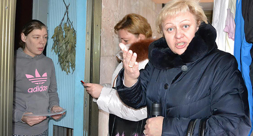 Сотрудники администрации пришли отключать коммуникации. Фото Светланы Кравченко для "Кавказского узла" Сотрудники администрации пришли отключать коммуникации. Фото Светланы Кравченко для "Кавказского узла"