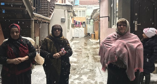 Участницы схода жильцов попадающих под снос домов в Дербенте. 28 января 2017 года. Фото Патимат Махмудовой для "Кавказского узла" Участницы схода жильцов попадающих под снос домов в Дербенте. 28 января 2017 года. Фото Патимат Махмудовой для "Кавказского узла"