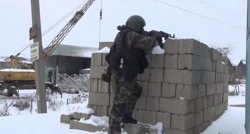 Боец спецназа в ходе спецоперации в Хасавюрте. 29 января 2017 г, Хасавюрт. Фото: МВД по Дагестану Боец спецназа в ходе спецоперации в Хасавюрте. 29 января 2017 г, Хасавюрт. Фото: МВД по Дагестану
