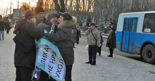 Потасовка во время пикета в рамках акции "Стратегия-31". Мужчина напал на Наталью Дорожнову. Волгоград, 31 января 2017 г. Фото Татьяны Филимоновой для "Кавказского узла" Потасовка во время пикета в рамках акции "Стратегия-31". Мужчина напал на Наталью Дорожнову. Волгоград, 31 января 2017 г. Фото Татьяны Филимоновой для "Кавказского узла"