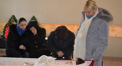31 января 2017 года прощание с Надеждой Дегтеревой. У гроба близкие и родные Надежды. Фото Светланы Кравченко для "Кавказского узла" 31 января 2017 года прощание с Надеждой Дегтеревой. У гроба близкие и родные Надежды. Фото Светланы Кравченко для "Кавказского узла"