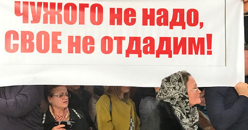 Встреча жителей Дербента, чьи дома признаны ветхими и аварийными, с чиновниками города. Дербент, 1 февраля 2017 г. Фото Патимат Махмудовой для "Кавказского узла" Встреча жителей Дербента, чьи дома признаны ветхими и аварийными, с чиновниками города. Дербент, 1 февраля 2017 г. Фото Патимат Махмудовой для "Кавказского узла"