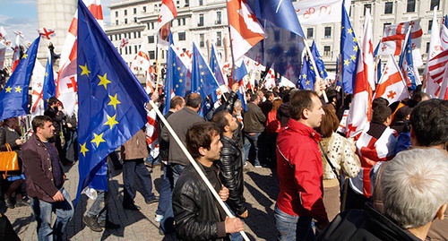 Участники митинга в Грузии с флагами своей страны и Евросоюза. Фото Беслана Кмузова для "Кавказского узла" Участники митинга в Грузии с флагами своей страны и Евросоюза. Фото Беслана Кмузова для "Кавказского узла"