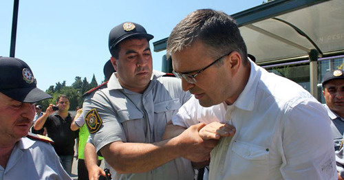 Задержание Ильгара Мамедова полицией. Фото: Turkhan Karimov (RFE/RL). Задержание Ильгара Мамедова полицией. Фото: Turkhan Karimov (RFE/RL).