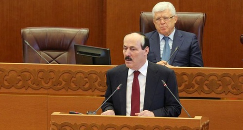 Рамазан Абдулатипов во время выступления с ежегодным посланием. 6 февраля 2016 года. Фото: E-dag.ru Рамазан Абдулатипов во время выступления с ежегодным посланием. 6 февраля 2016 года. Фото: E-dag.ru